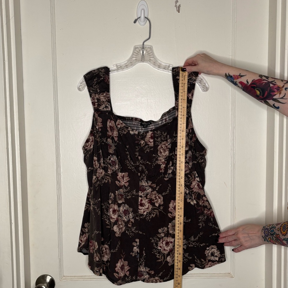 Torrid floral sleeveless peplum top - Picture 4 of 4